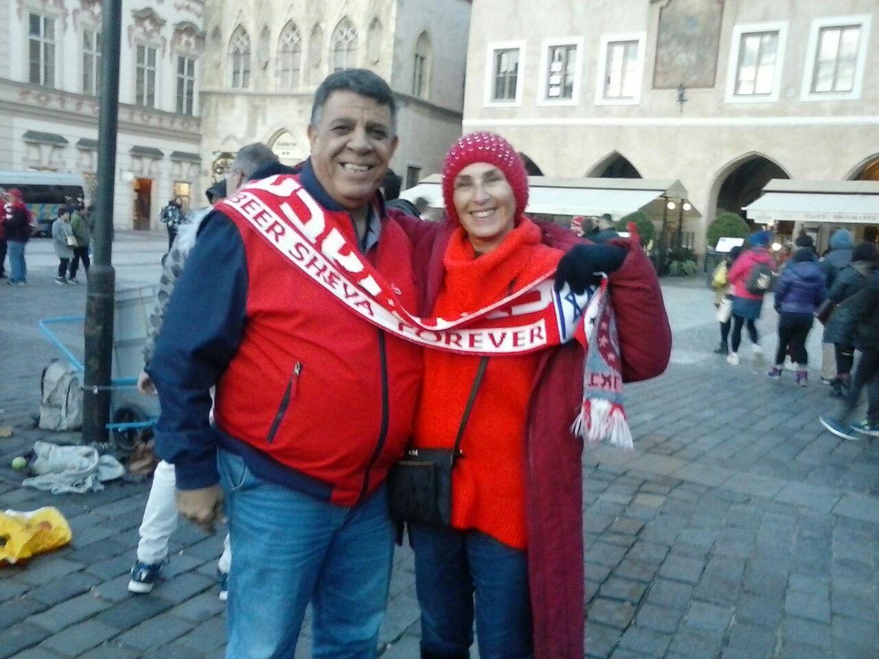 כרמלה ואנדריי אוזן בכיכר השעון בפראג. העלו את הרמה צילום: משה ניר